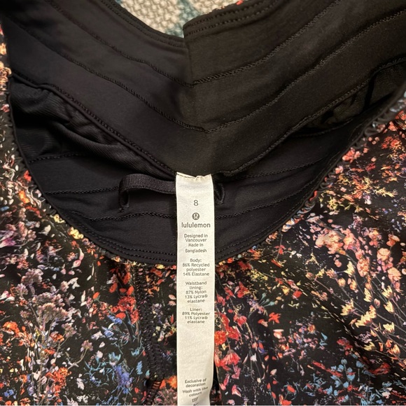 Lululemon Flowerescent Tracker Short Size 8 - Picture 6 of 6